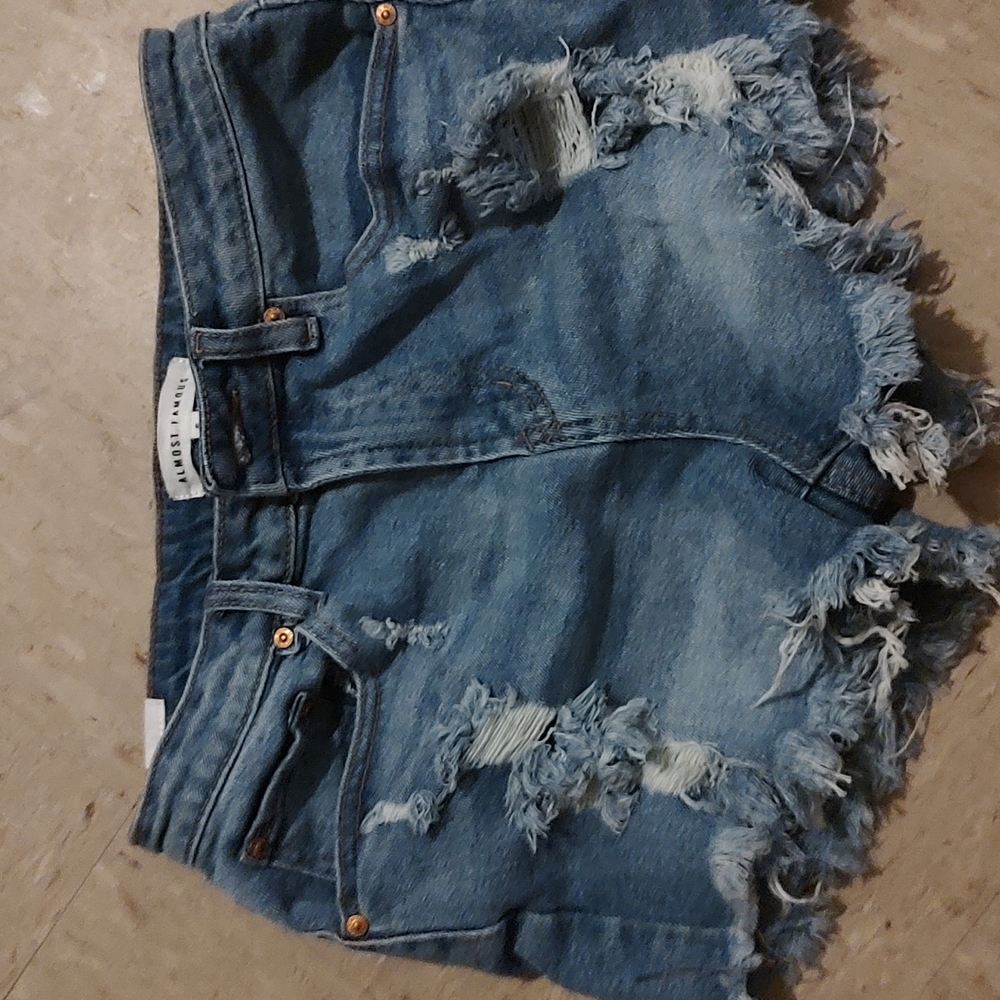 Distressed short